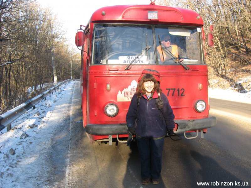 По пути на станцию Сосновка попали в обрыв проводов и пошли пешком мимо стоящих троллейбусов