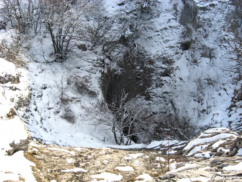 Пещера  Бездонный колоде, глубиной около 200 метров