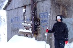 Оля около 3-звездочного необитаемого зимой отеля Колыба, 1 февраля 2010
